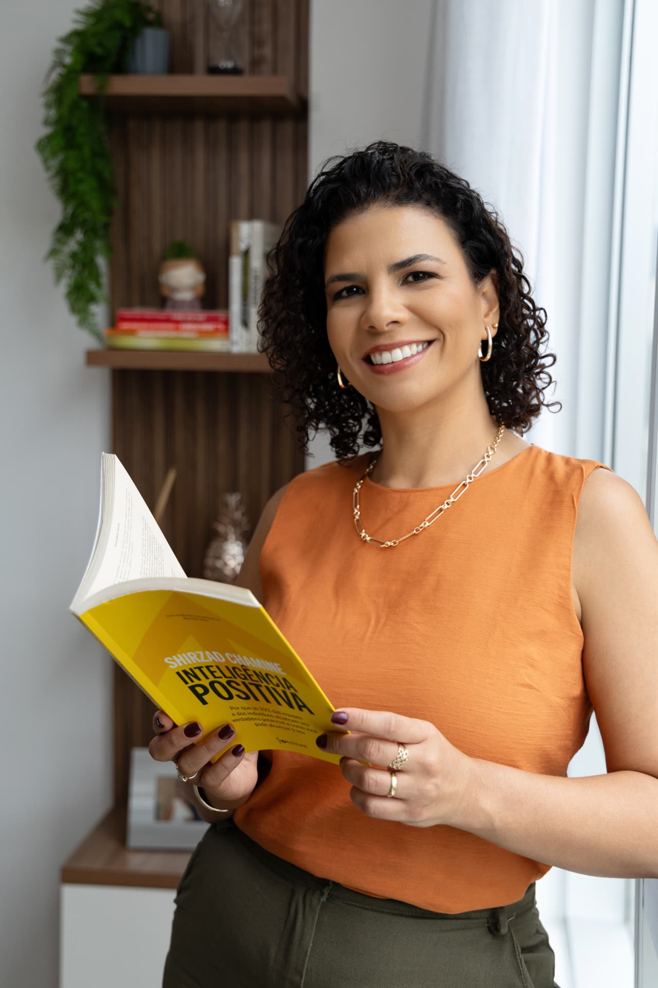 Flavia Monteiro segurando um livro